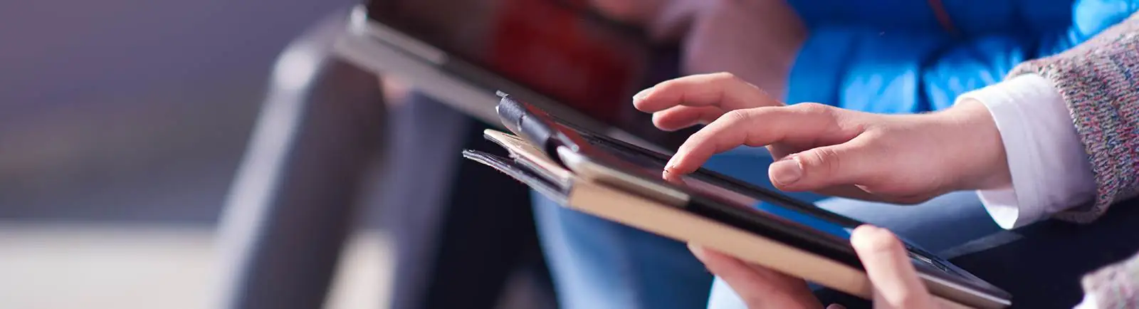 DL (100% online). Close up of a hand on a tablet